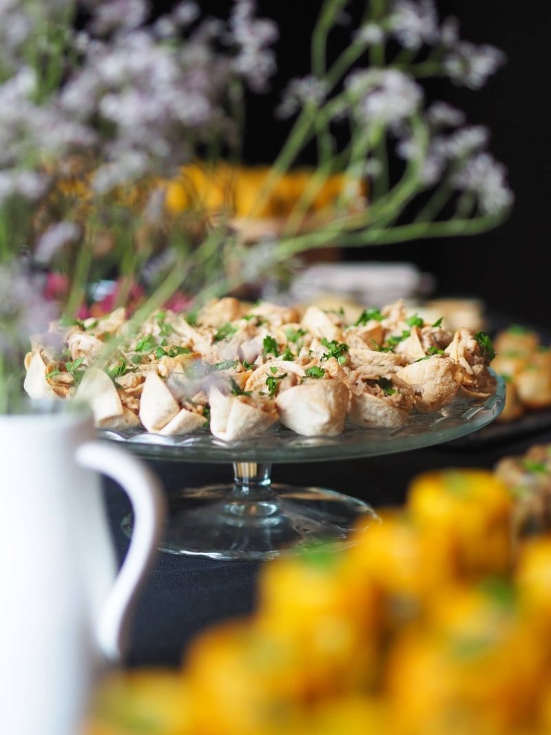 Buffet de bouchées, fleurs et fruits