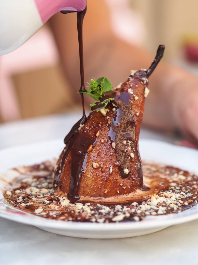 Poire pochée nappée de chocolat